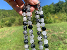 Charger l'image dans la galerie, Perles en quartz avec inclusions de tourmaline entre 4 et 12mm, QTU