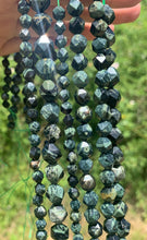 Charger l'image dans la galerie, Perles en jaspe kambaba forme diamant, entre 6 et 10mm