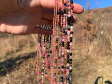 Charger l'image dans la galerie, Perles en tourmaline multicolore facettée entre 2 et 5mm