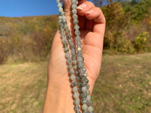 Charger l'image dans la galerie, Perles en labradorite, forme diamant entre 6 et 10mm