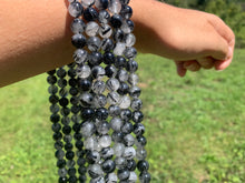 Charger l'image dans la galerie, Perles en quartz avec inclusions de tourmaline entre 4 et 10mm, QTD