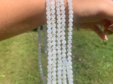 Charger l'image dans la galerie, Perles en labradorite blanche entre 4 et 10mm LBC