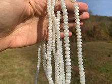 Charger l'image dans la galerie, Perles en nacre blanche, forme disque bombé