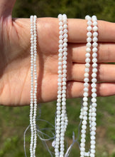 Charger l&#39;image dans la galerie, Perles en nacre blanche facettées entre 2 et 4mm
