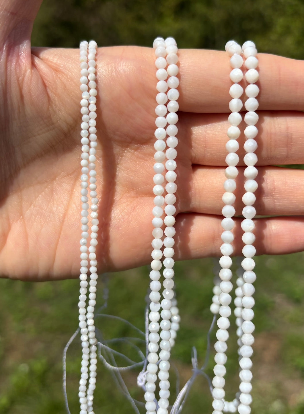 Perles en nacre blanche facettées entre 2 et 4mm