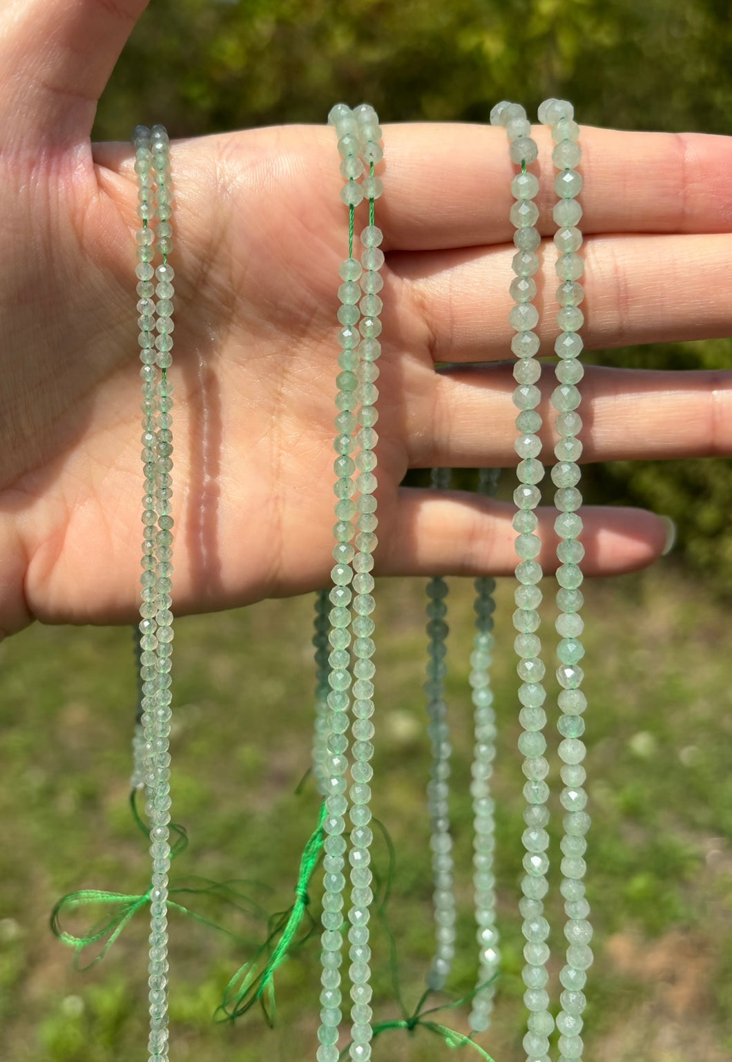 Perles en aventurine verte facettées entre 2 et 4mm