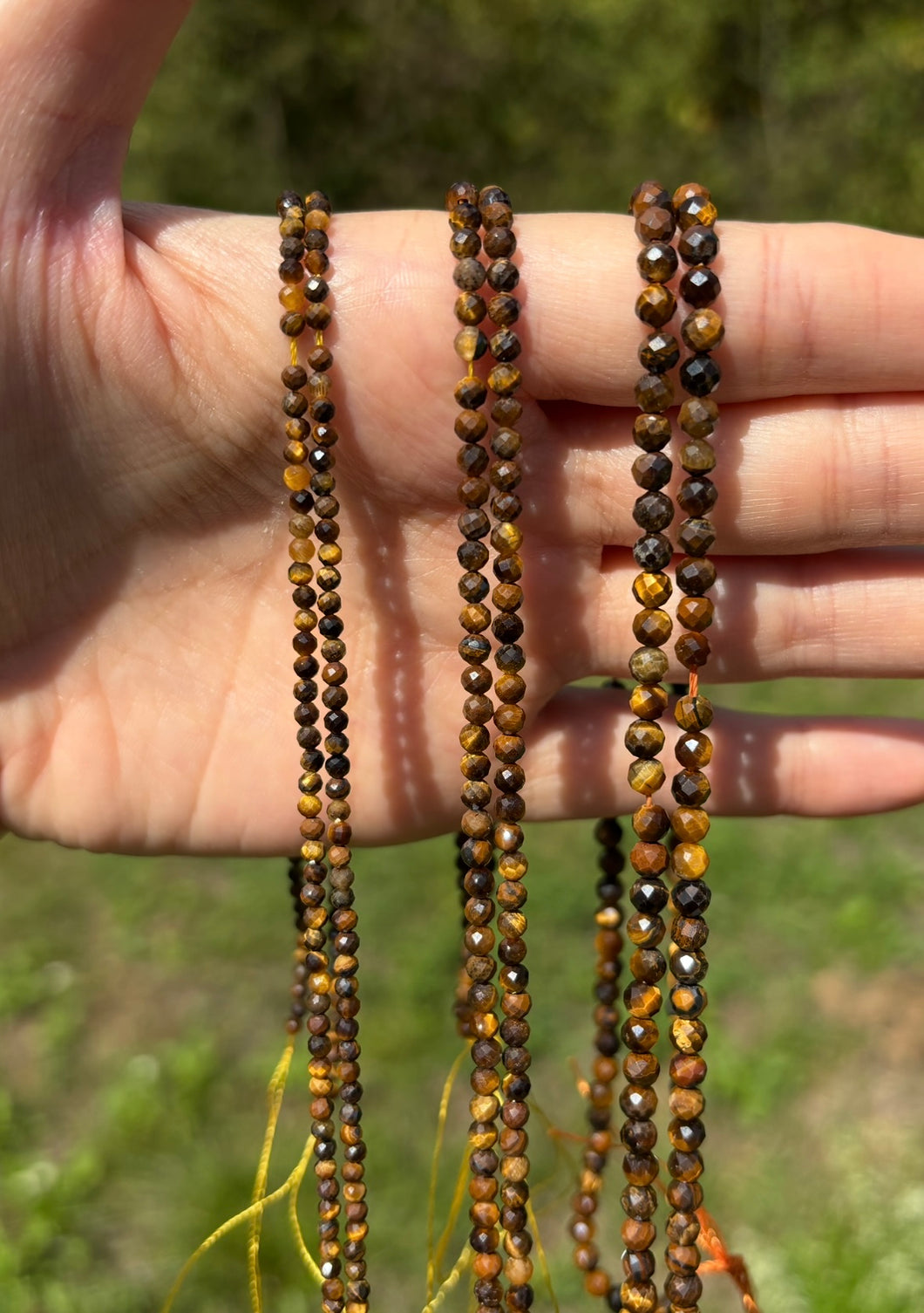 Perles en oeil de tigre facettées entre 2 et 4mm
