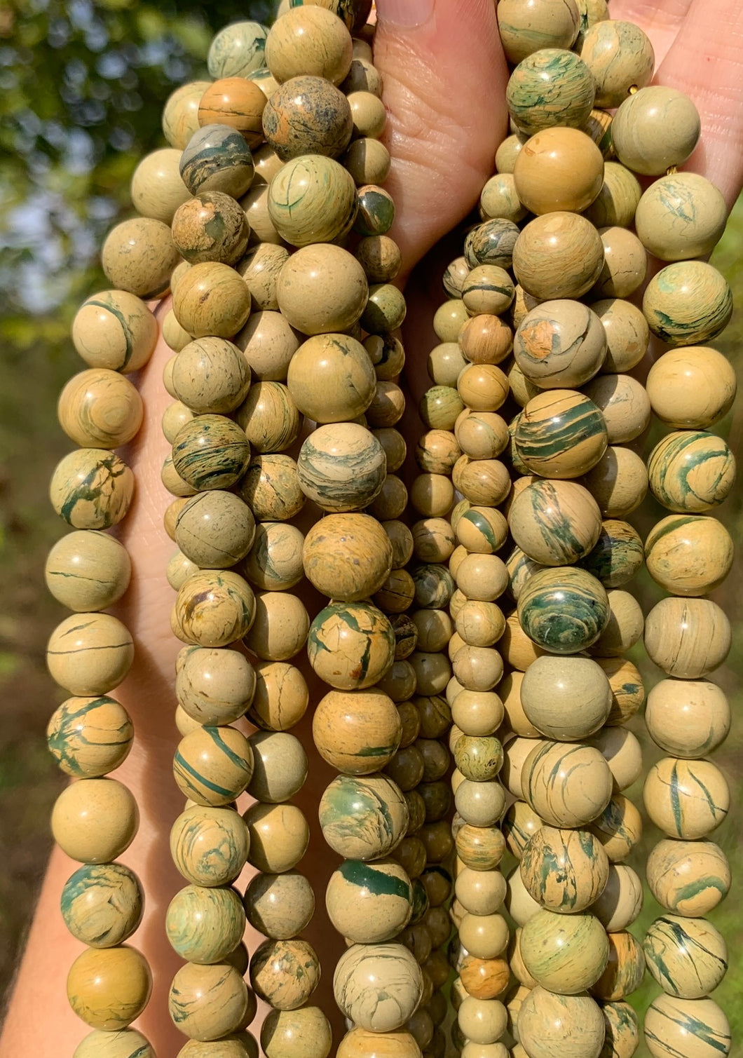 Perles en roche entre 6 et 10mm