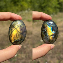 Charger l'image dans la galerie, Galet en labradorite 7
