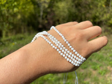 Charger l&#39;image dans la galerie, Perles en nacre blanche facettées entre 2 et 4mm
