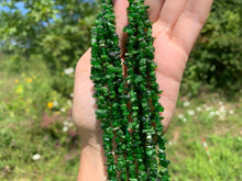 Charger l&#39;image dans la galerie, Perles en diopside, forme chips
