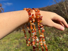 Charger l&#39;image dans la galerie, Perles en cornaline, agates de différentes couleurs, forme chips
