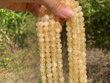 Charger l&#39;image dans la galerie, Perles en aragonite jaune entre 6 et 8mm
