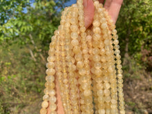 Charger l&#39;image dans la galerie, Perles en aragonite jaune entre 6 et 8mm
