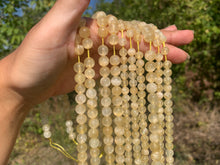 Charger l&#39;image dans la galerie, Perles en aragonite jaune entre 6 et 8mm
