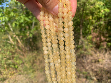 Charger l&#39;image dans la galerie, Perles en aragonite jaune entre 6 et 8mm
