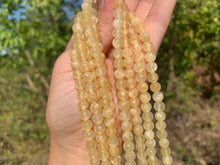 Charger l&#39;image dans la galerie, Perles en aragonite jaune entre 6 et 8mm
