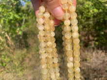 Charger l&#39;image dans la galerie, Perles en aragonite jaune entre 6 et 8mm
