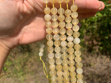 Charger l&#39;image dans la galerie, Perles en aragonite jaune entre 6 et 8mm
