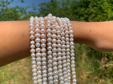 Charger l&#39;image dans la galerie, Perles de culture blanches, forme plus ovale
