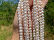 Charger l&#39;image dans la galerie, Perles de culture blanches, forme plus ovale
