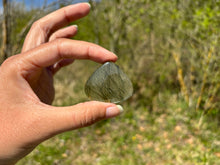 Charger l&#39;image dans la galerie, Quartz à Actinolite 1
