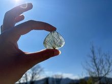 Charger l&#39;image dans la galerie, Quartz à Actinolite 1
