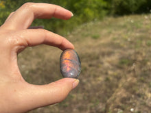 Charger l'image dans la galerie, Galet en labradorite 1
