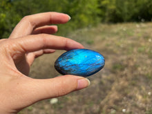 Charger l'image dans la galerie, Galet en labradorite 3
