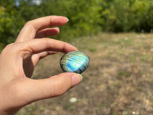 Charger l'image dans la galerie, Galet en labradorite 6
