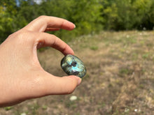 Charger l'image dans la galerie, Galet en labradorite 6
