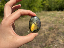 Charger l'image dans la galerie, Galet en labradorite 7
