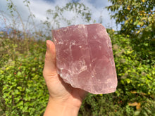 Charger l&#39;image dans la galerie, Quartz rose brut de Madagascar
