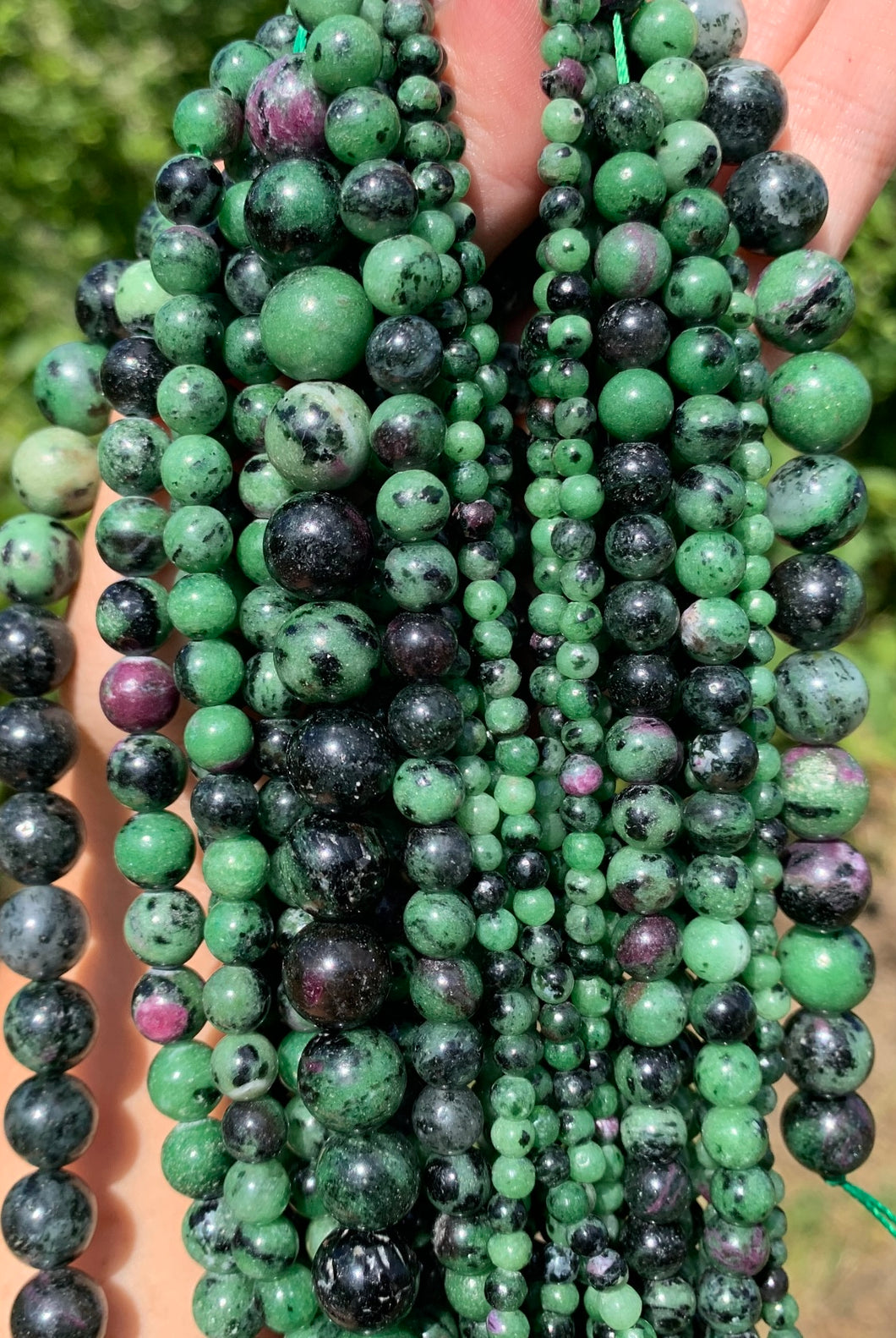 Perles en rubis zoïsite entre 4 et 10mm