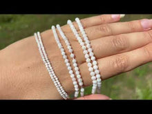 Charger et lire la vidéo dans la visionneuse de la Galerie, Perles en nacre blanche facettées entre 2 et 4mm
