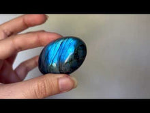 Charger et lire la vidéo dans la visionneuse de la Galerie, Galet en labradorite 8
