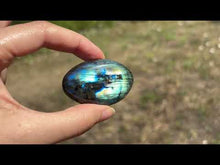 Charger et lire la vidéo dans la visionneuse de la Galerie, Galet en labradorite 4
