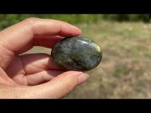 Charger et lire la vidéo dans la visionneuse de la Galerie, Galet en labradorite 7
