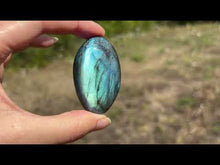 Charger et lire la vidéo dans la visionneuse de la Galerie, Galet en labradorite 3
