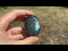 Charger et lire la vidéo dans la visionneuse de la Galerie, Galet en labradorite 8
