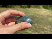 Charger et lire la vidéo dans la visionneuse de la Galerie, Galet en labradorite 10
