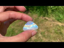 Charger et lire la vidéo dans la visionneuse de la Galerie, Labradorite &quot;blanche&quot; d&#39;Inde 4
