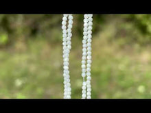 Charger et lire la vidéo dans la visionneuse de la Galerie, Perles en nacre blanche facettées entre 2 et 4mm
