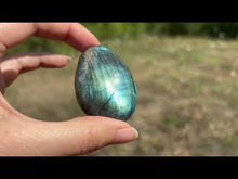 Charger et lire la vidéo dans la visionneuse de la Galerie, Galet en labradorite 5
