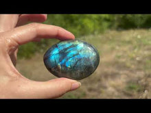 Charger et lire la vidéo dans la visionneuse de la Galerie, Galet en labradorite 2
