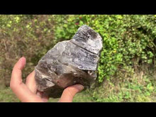 Charger et lire la vidéo dans la visionneuse de la Galerie, Quartz fumé brut de Madagascar
