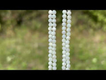 Charger et lire la vidéo dans la visionneuse de la Galerie, Perles en nacre blanche facettées entre 2 et 4mm
