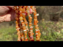 Charger et lire la vidéo dans la visionneuse de la Galerie, Perles en aventurine orange, forme chips
