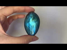 Charger et lire la vidéo dans la visionneuse de la Galerie, Galet en labradorite 3
