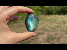 Charger et lire la vidéo dans la visionneuse de la Galerie, Galet en labradorite 5
